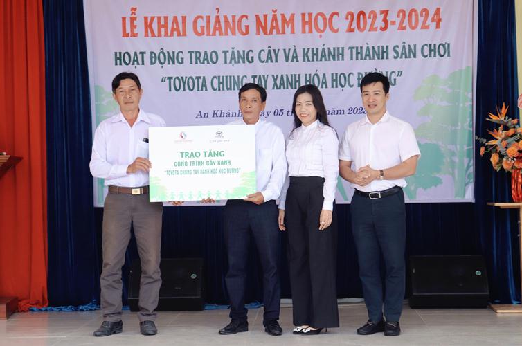 Trồng thêm cây xanh góp phần bảo vệ môi trường