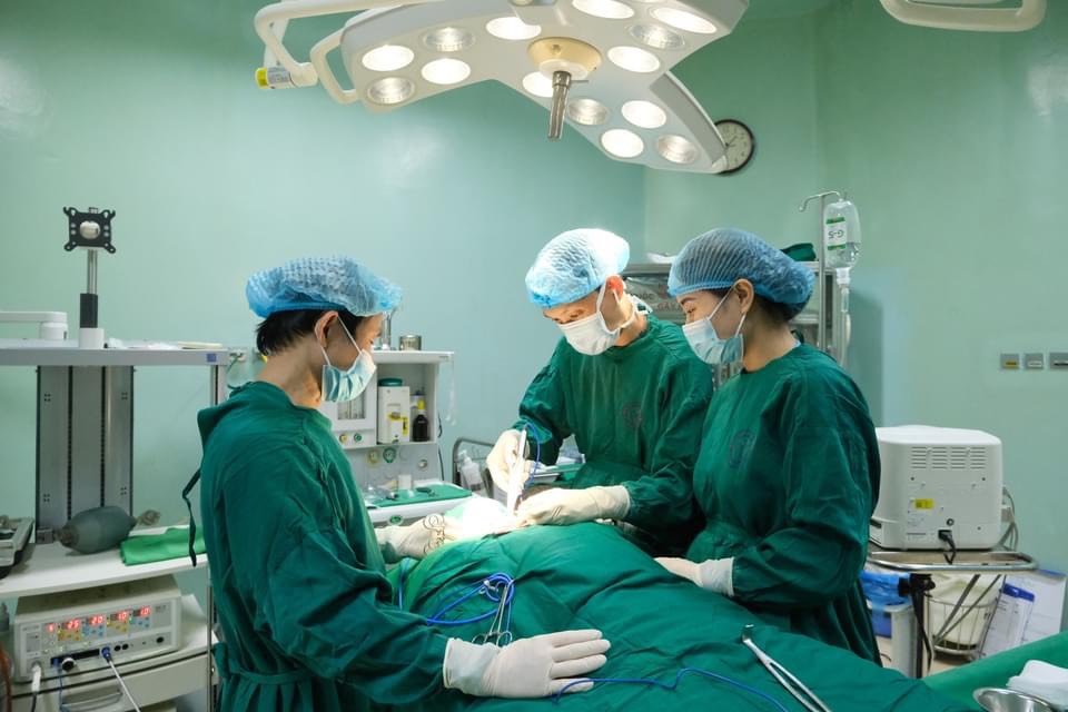 Cắt bỏ bướu giáp khổng lồ cho cụ bà 92 tuổi