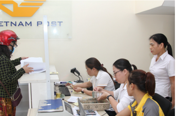 BHXH tỉnh Sơn La Tăng cường giám sát chi trả lương hưu và trợ cấp BHXH qua bưu điện