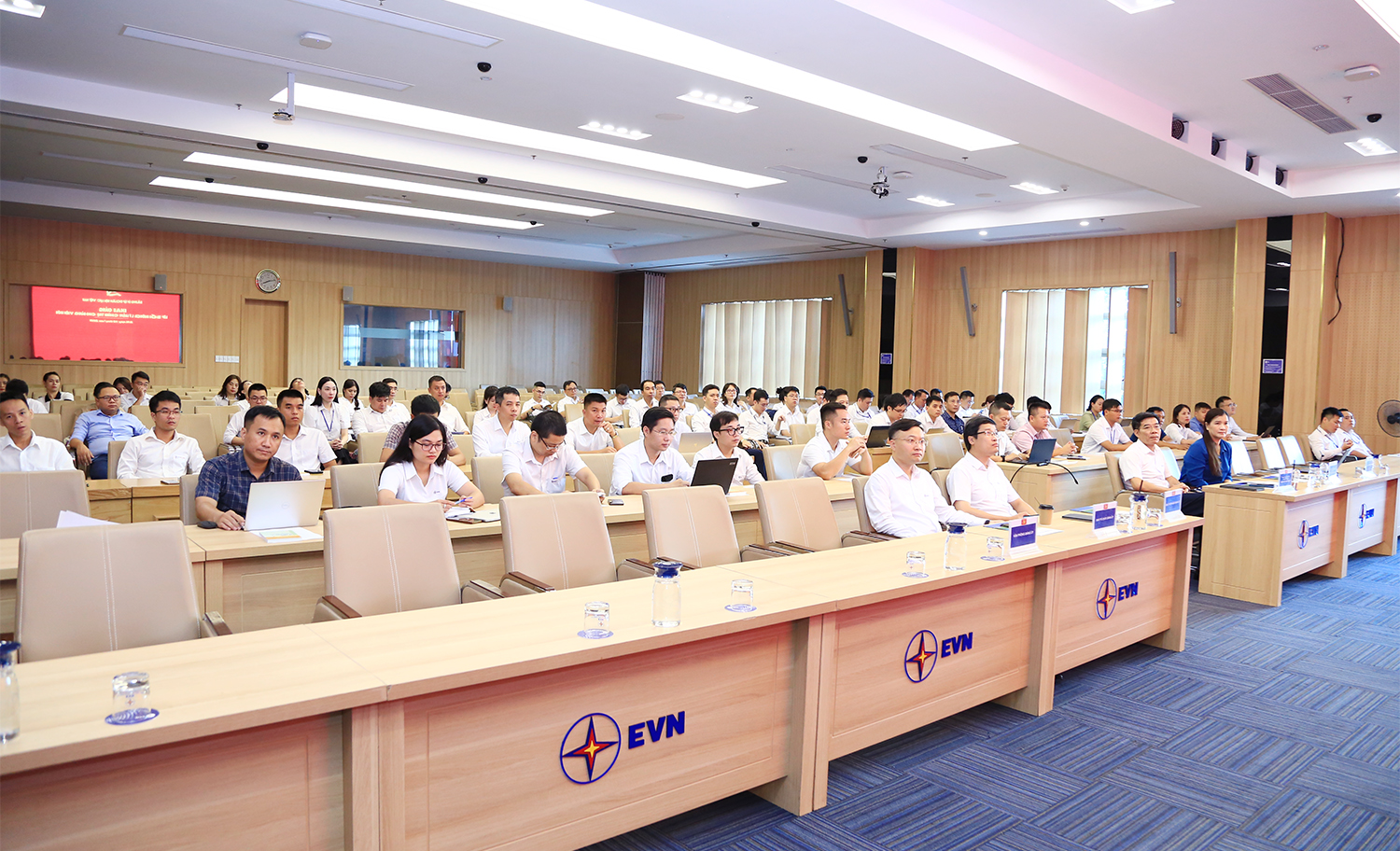 Đảng ủy EVN khai giảng lớp bồi dưỡng lý luận chính trị cho đảng viên mới