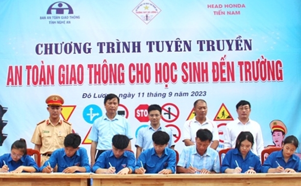 Nghệ An Tuyên truyền an toàn giao thông cho học sinh tới trường