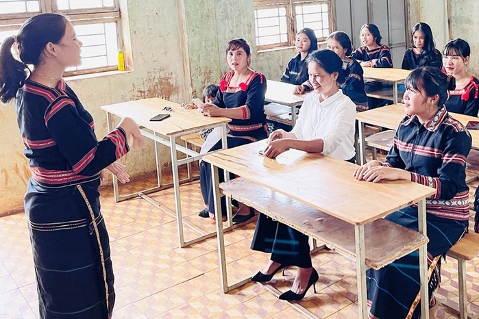 “Nữ thanh niên đặc thù làng Greo Pết”