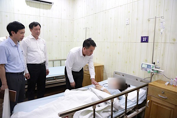 Bảo hiểm Xã hội Việt Nam thăm hỏi, hỗ trợ nạn nhân vụ cháy chung cư mini

​