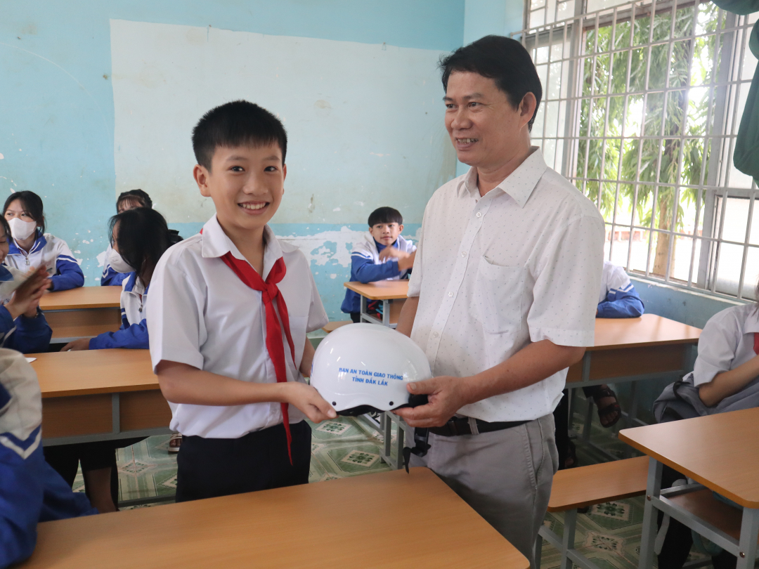 Đắk Lắk Tặng mũ bảo hiểm cho học sinh nhân dịp năm học mới