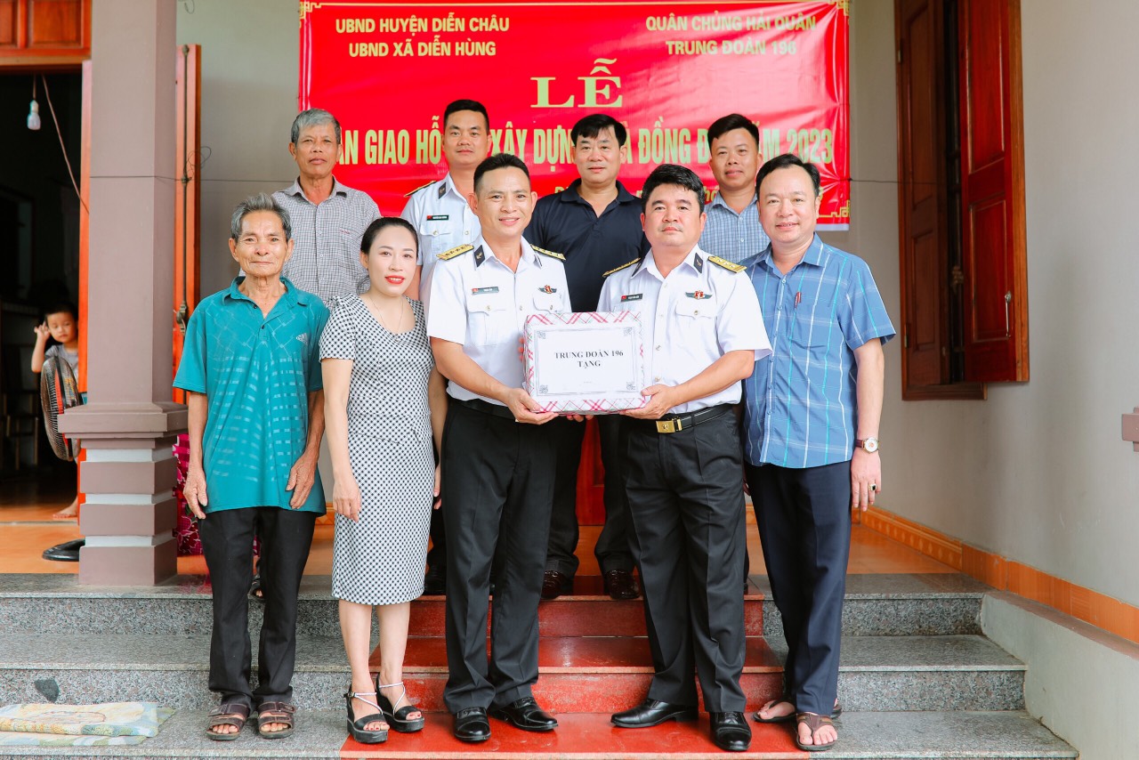Trung đoàn 196 Hải quân hỗ trợ xây dựng nhà đồng đội