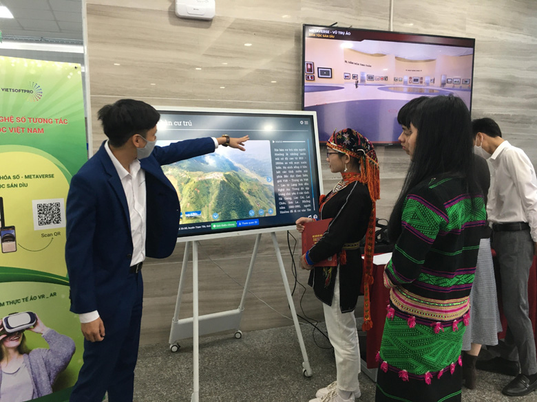 Tuyên Quang Thiết lập điểm hỗ trợ đồng bào dân tộc thiểu số ứng dụng công nghệ thông tin