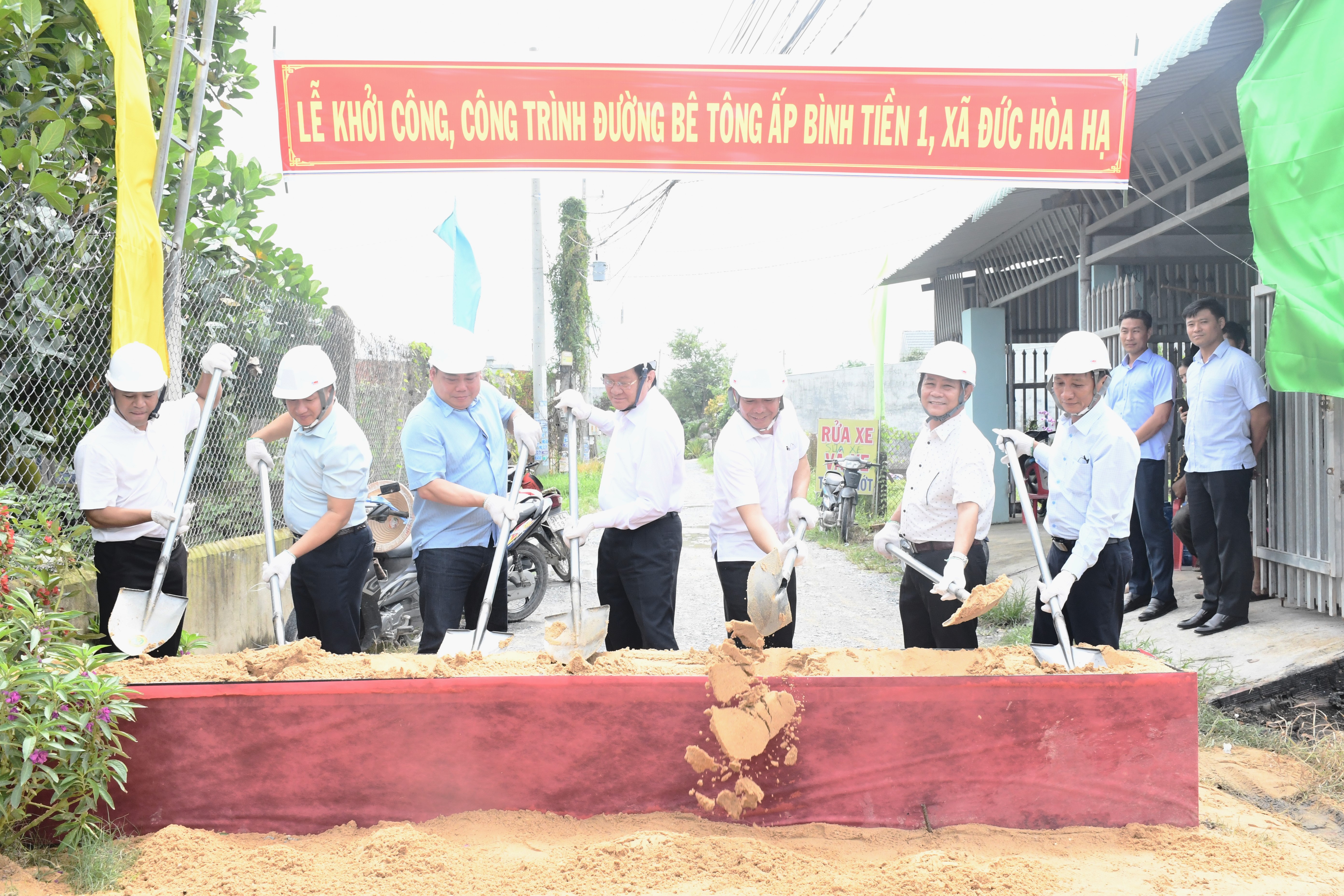 Nguyên Chủ tịch nước Trương Tấn Sang dự Lễ khởi công đường giao thông nông thôn tại Long An