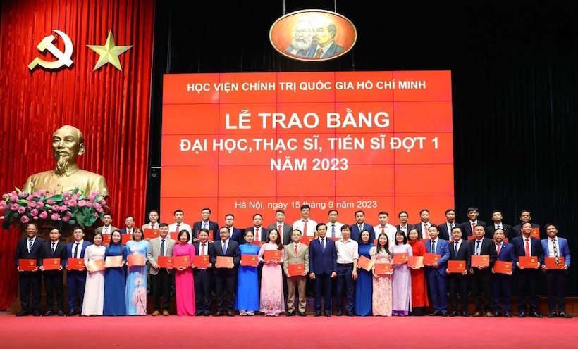 Trao bằng đại học, thạc sĩ, tiến sĩ cho hơn 700 học viên