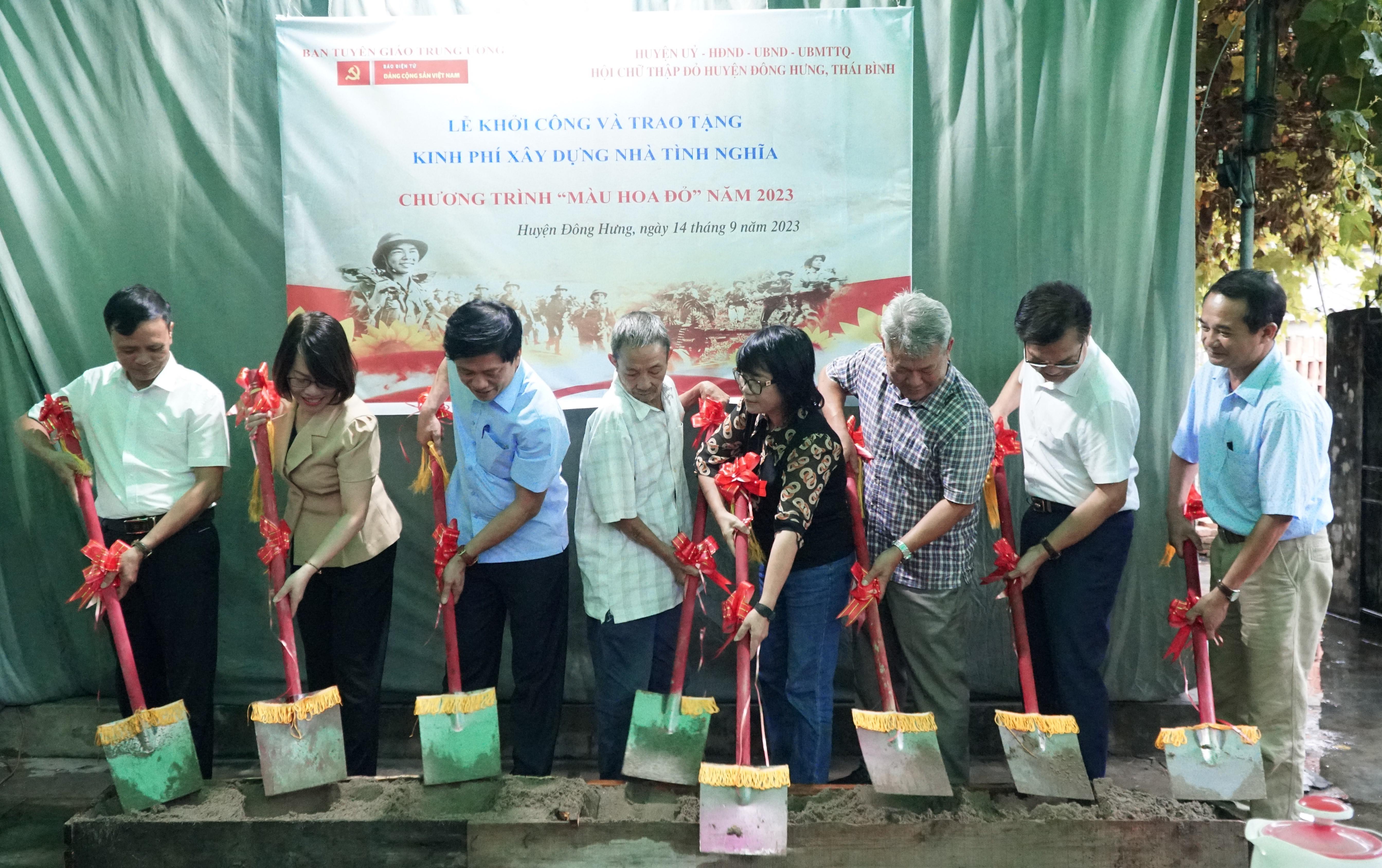 Chương trình “Màu hoa đỏ” trao tặng nhà tình nghĩa tại tỉnh Thái Bình