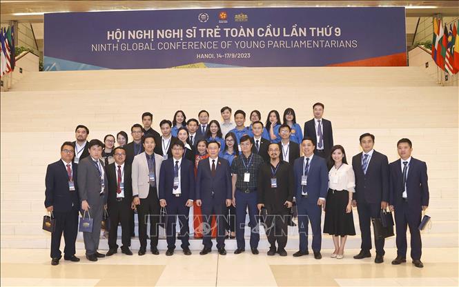 Chủ tịch Quốc hội Vương Đình Huệ gặp mặt thanh niên Việt Nam tiêu biểu