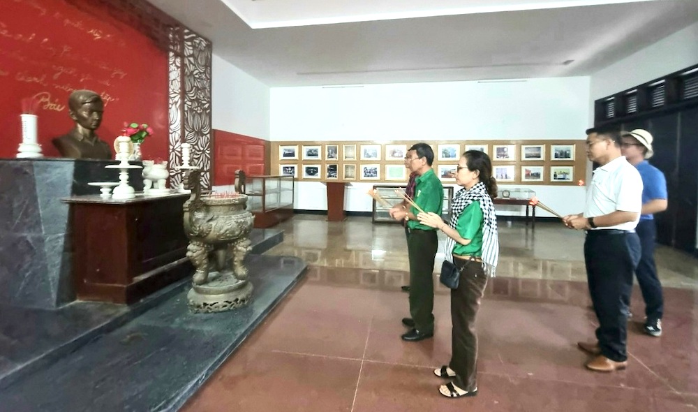 Tiếp tục bồi dưỡng tình cảm, tư tưởng để hăng say thi đua lao động