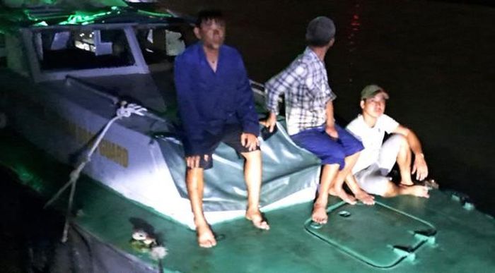 Kịp thời cứu sống 3 thuyền viên bị lật tàu