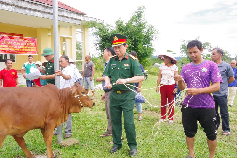 Niềm vui của đồng bào có hoàn cảnh khó khăn nơi biên giới