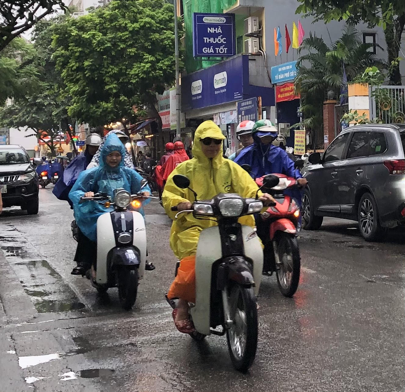 Miền Bắc ít mưa kèm nắng gián đoạn, miền Nam tiếp tục mưa lớn