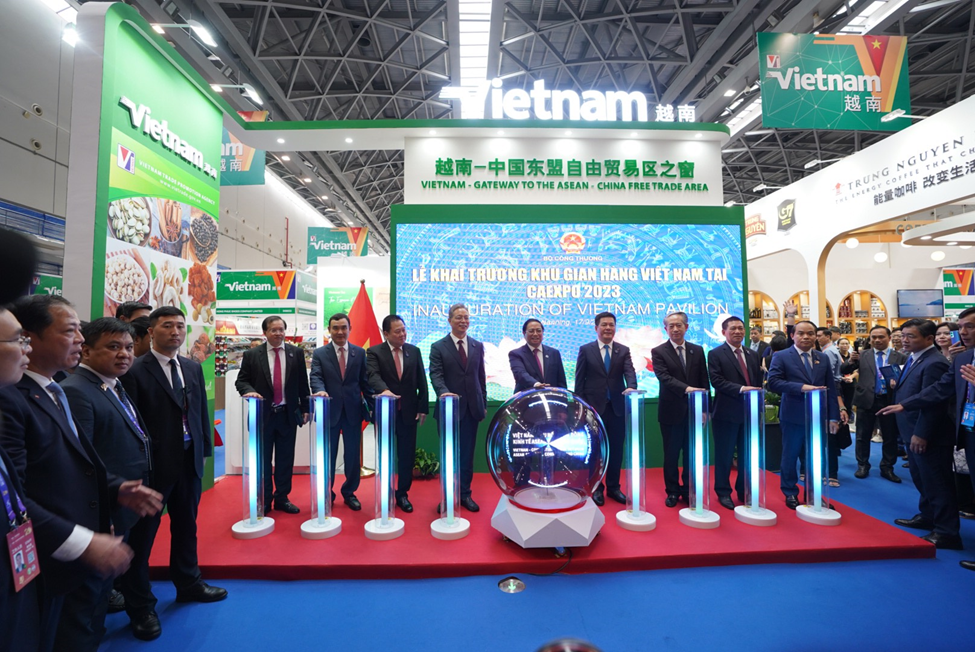 Thủ tướng khai trương Khu gian hàng Việt Nam tại Hội chợ CAEXPO 2023