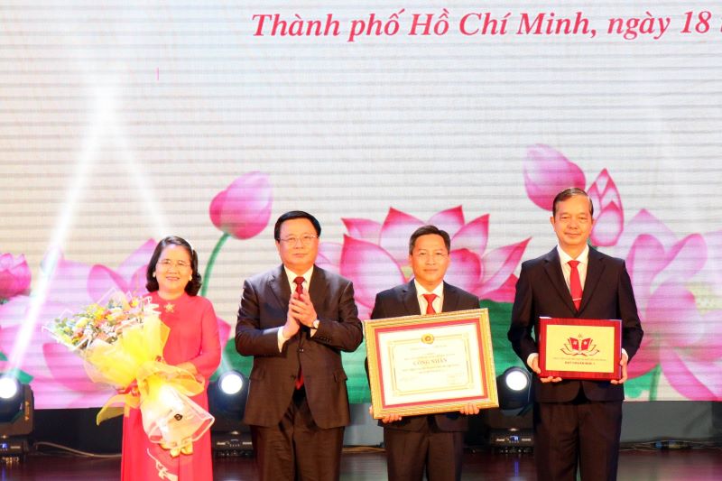 Học viện Cán bộ TP Hồ Chí Minh đón Bằng công nhận đạt chuẩn mức 1