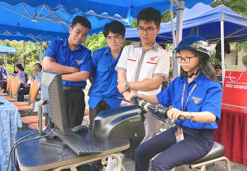Các địa phương hưởng ứng Lễ phát động học sinh, sinh viên nghiêm chỉnh chấp hành pháp luật ATGT