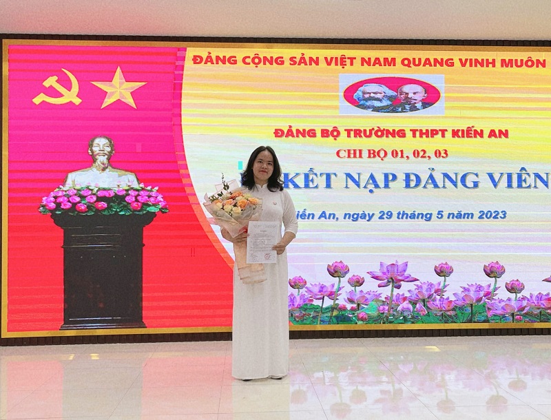 Niềm vui của nữ sinh viên được kết nạp Đảng ở tuổi 18