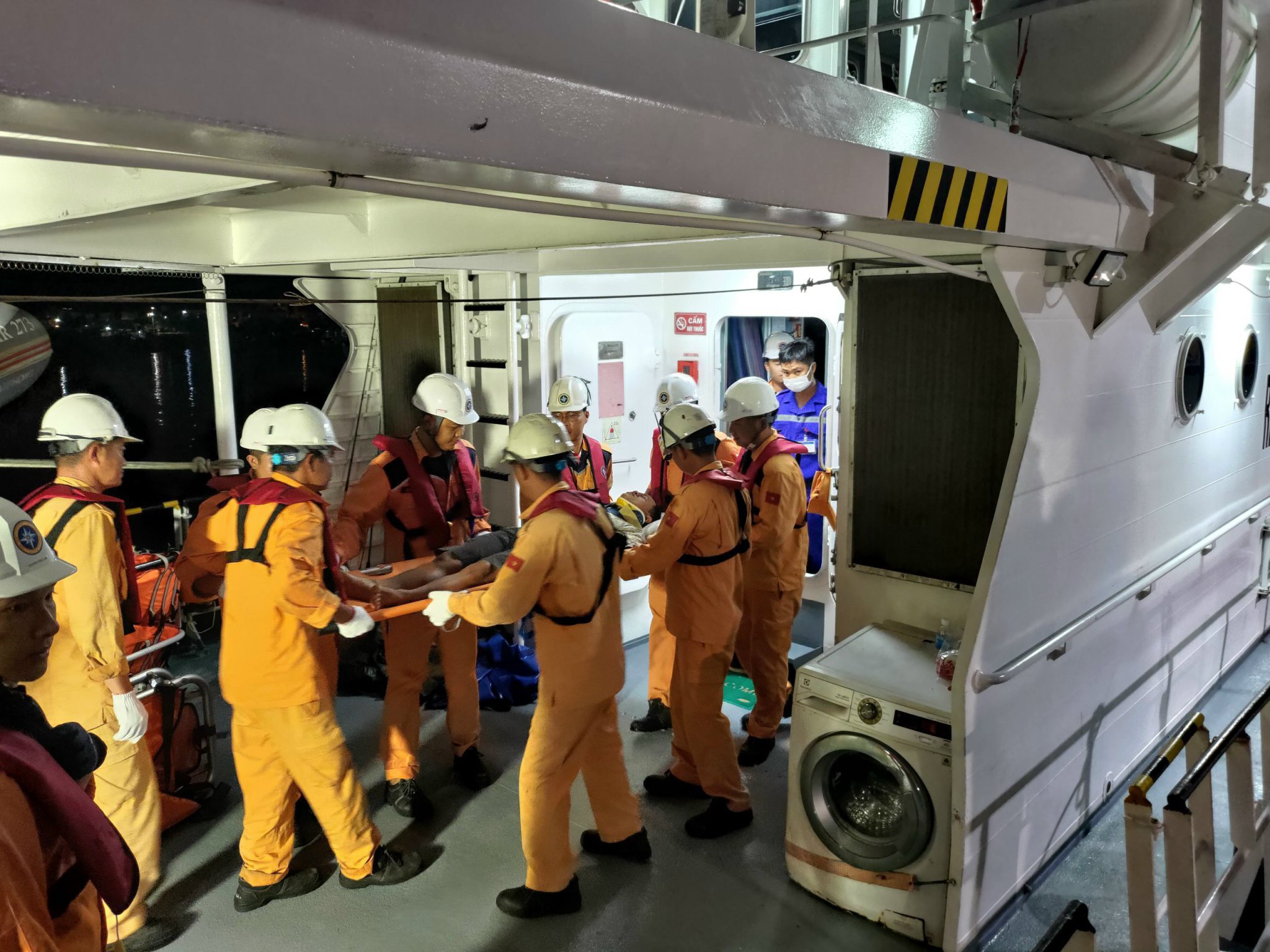 Cứu nạn kịp thời ngư dân gặp nạn trên vùng biển Nha Trang