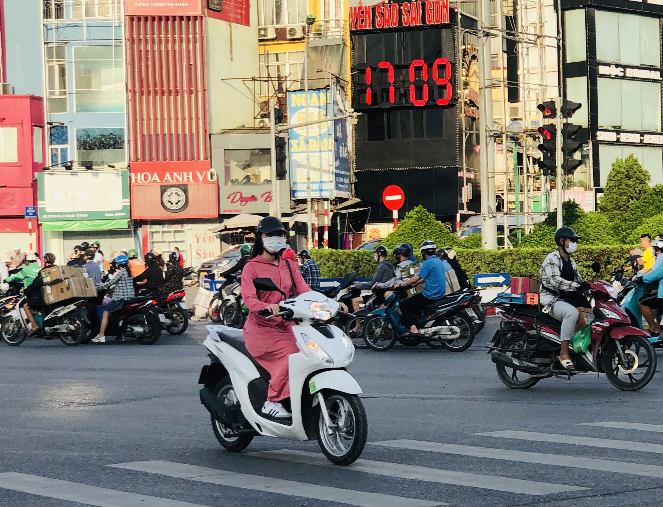 Miền Bắc trời nắng, miền Nam tiếp tục mưa dông