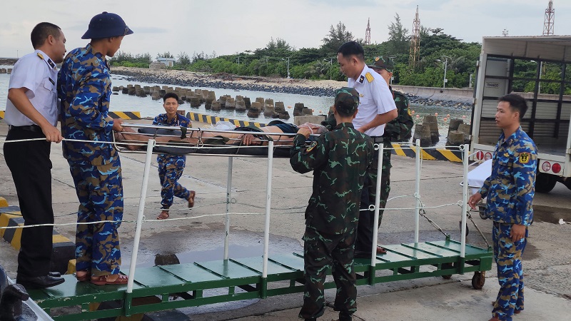 Quân y đảo Trường Sa tiếp nhận và điều trị kịp thời cho ngư dân