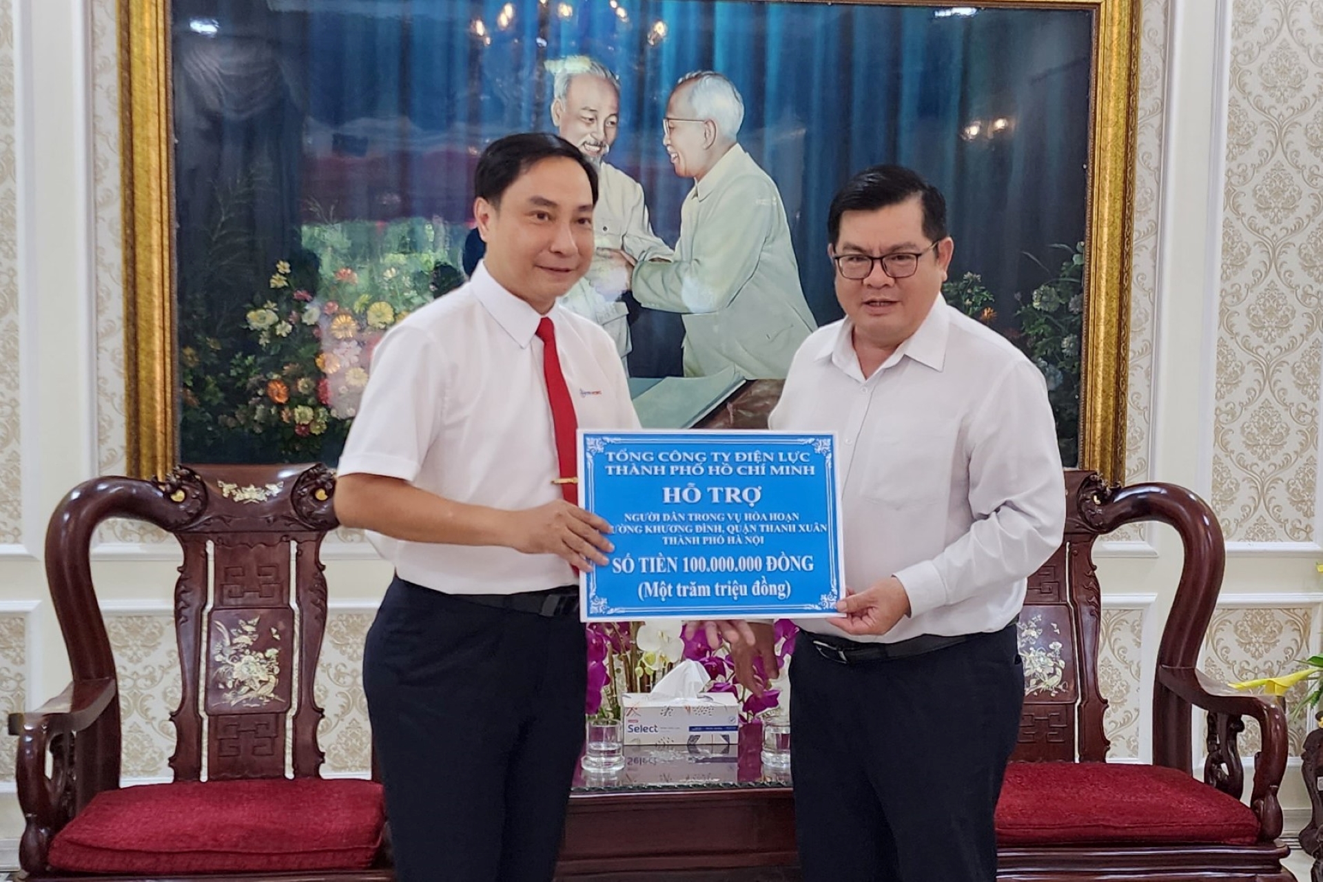 Tổng Công ty Điện lực TP HCM hỗ trợ các gia đình gặp nạn trong vụ cháy chung cư mini