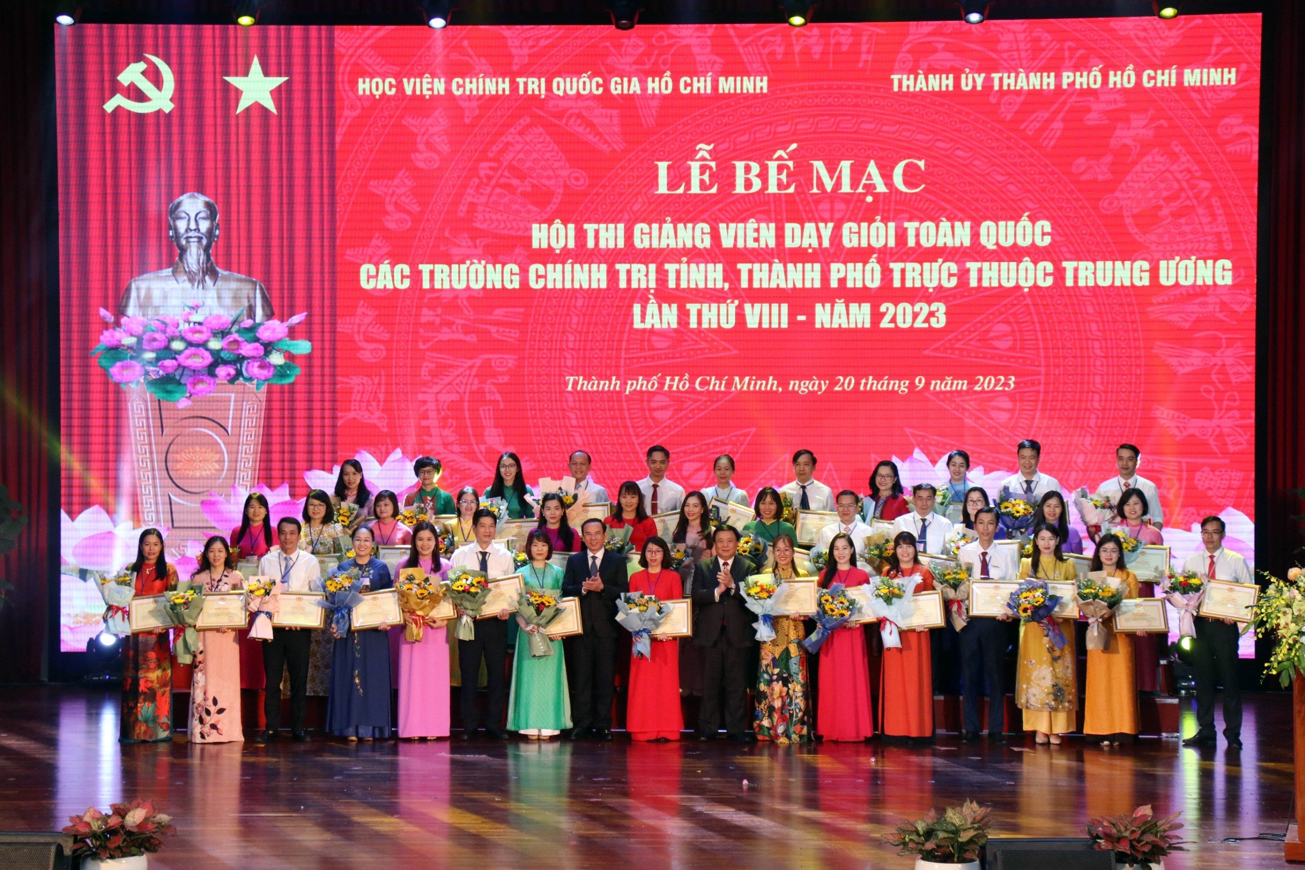 Phấn đấu trở thành những hạt nhân nòng cốt, giảng viên mẫu mực