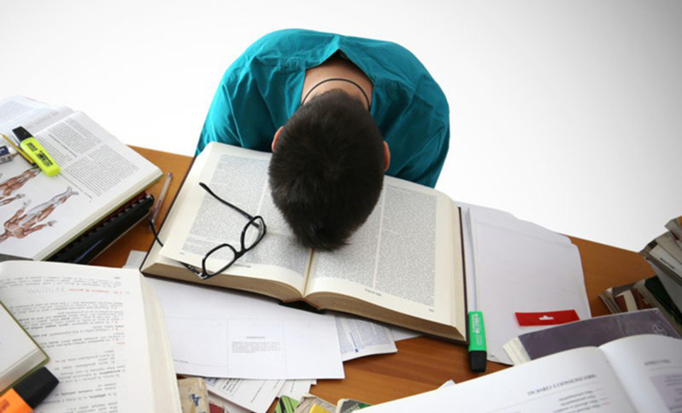 Áp lực học tập khiến trẻ rối loạn lo âu, bác sĩ khuyến cáo dấu hiệu nhận biết