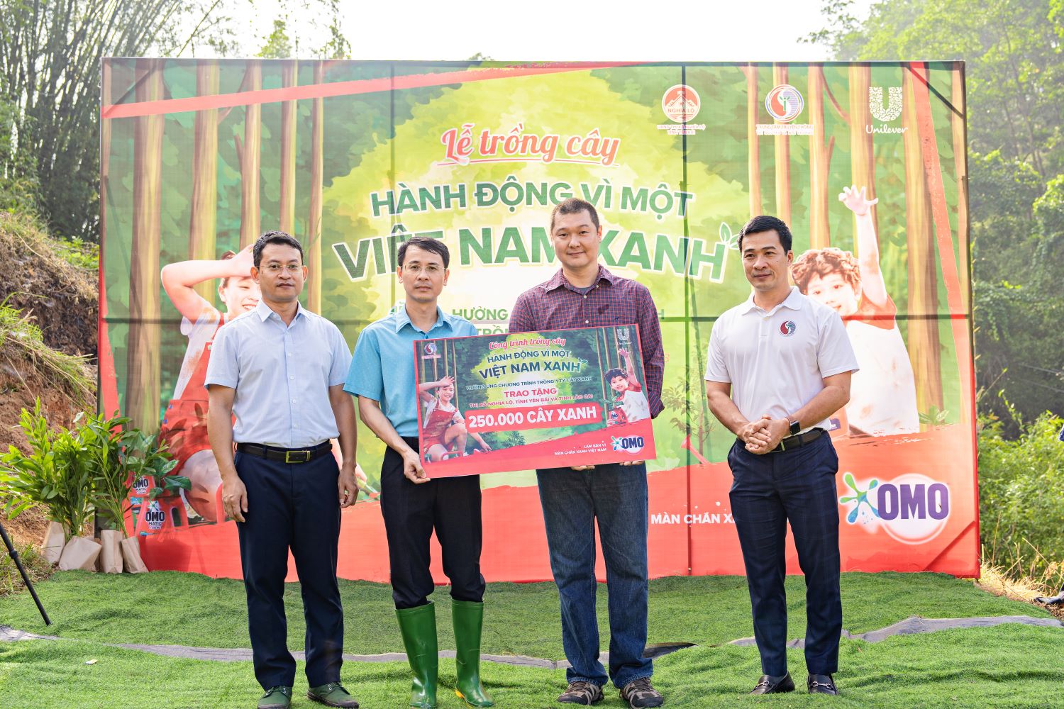 Trao tặng 250 000 cây xanh cho tỉnh Yên Bái và Lào Cai