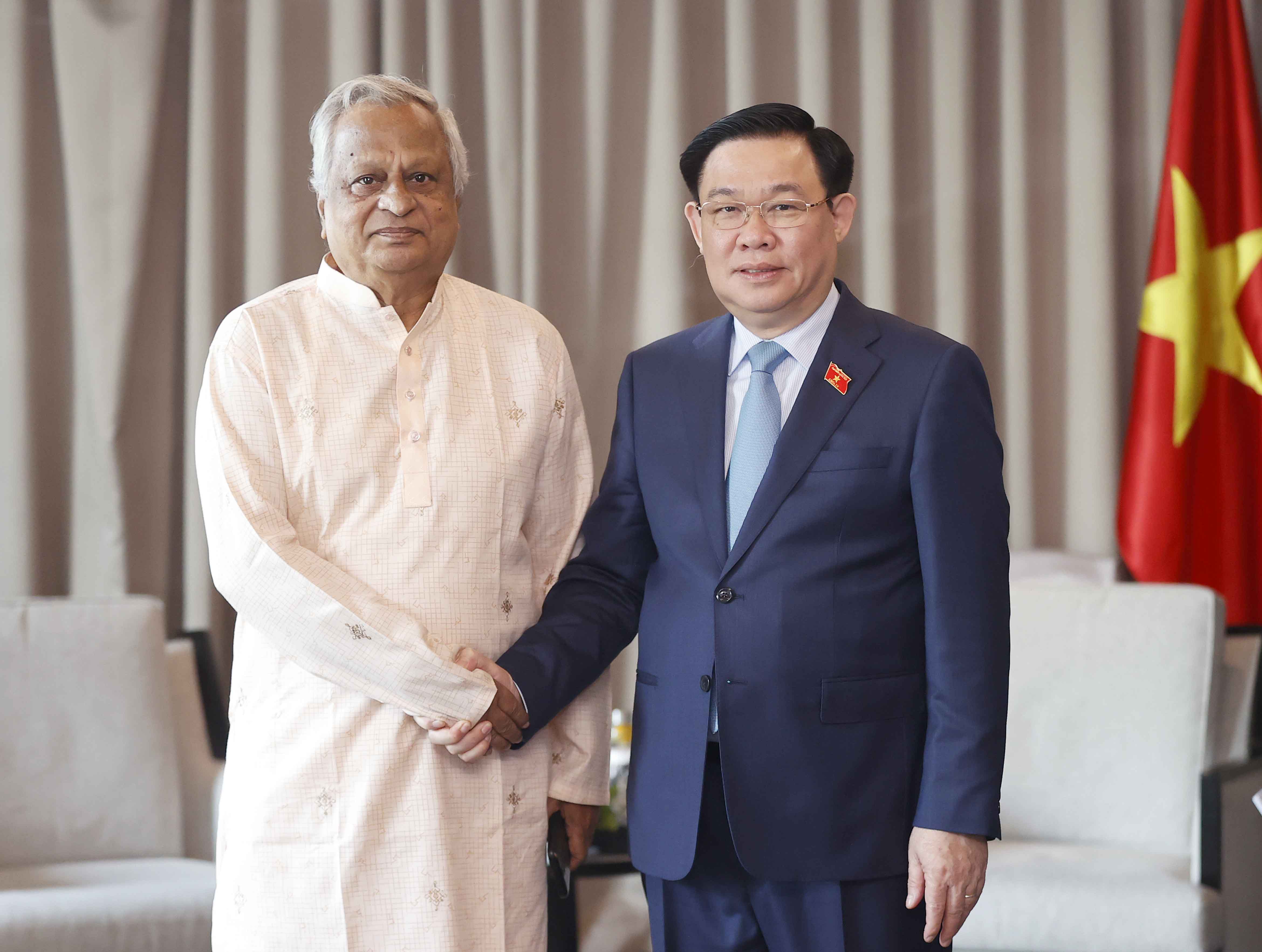 Chủ tịch Quốc hội Vương Đình Huệ tiếp các đảng tại Bangladesh