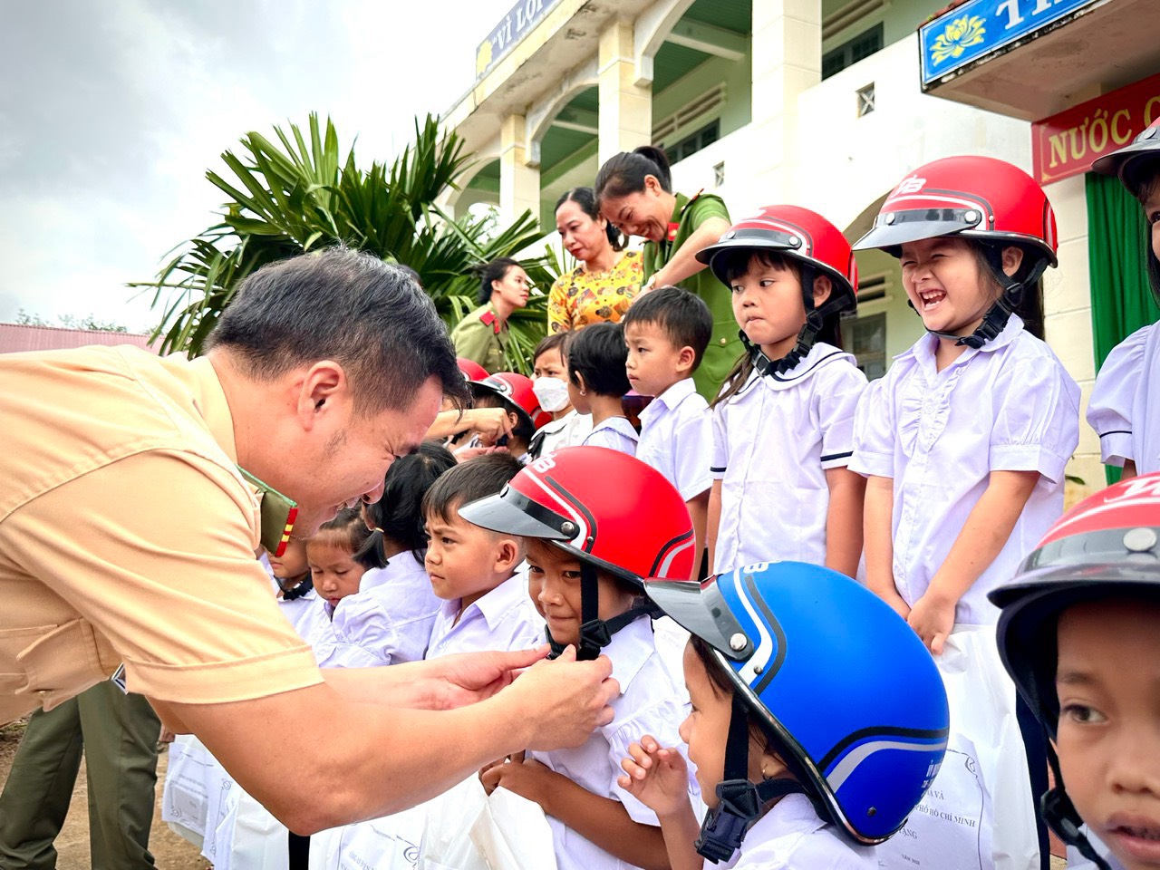 Lực lượng CSGT tỉnh Kon Tum ra quân đảm bảo trật tự an toàn giao thông ngày đầu năm học mới