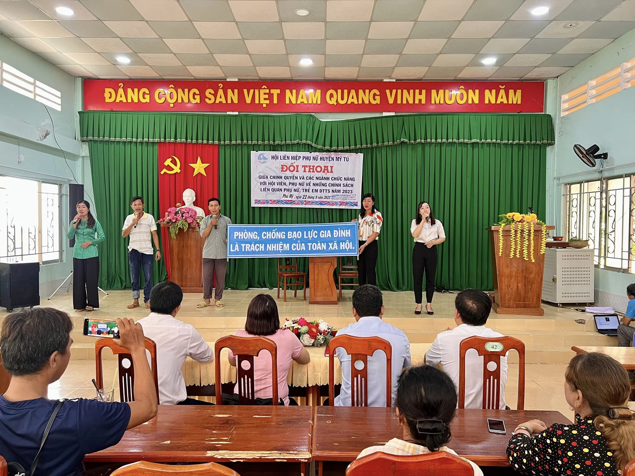 Mỹ Tú Đối thoại chính sách liên quan phụ nữ, trẻ em dân tộc thiểu số