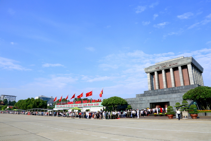 Gần 33 nghìn lượt khách vào Lăng viếng Chủ tịch Hồ Chí Minh trong sáng ngày 02 9