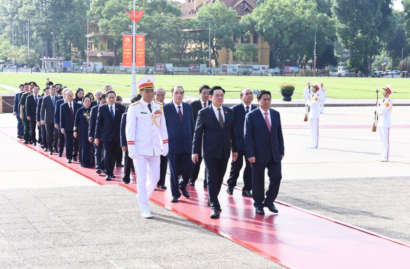 Đoàn đại biểu Lãnh đạo Đảng, Nhà nước tưởng niệm các Anh hùng liệt sỹ và vào Lăng viếng Chủ tịch Hồ Chí Minh