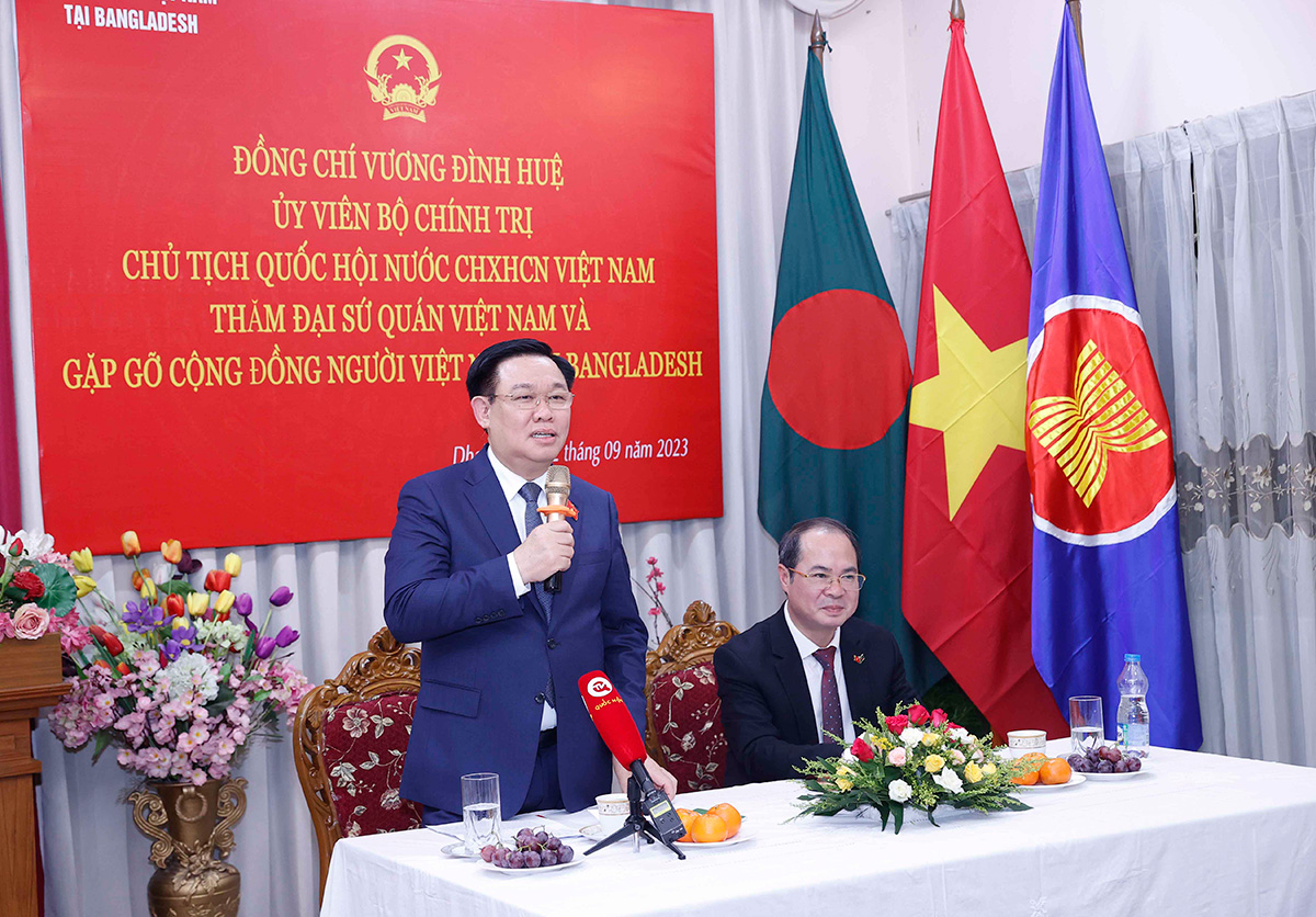 Chủ tịch Quốc hội Vương Đình Huệ gặp mặt cộng đồng người Việt Nam ở Bangladesh