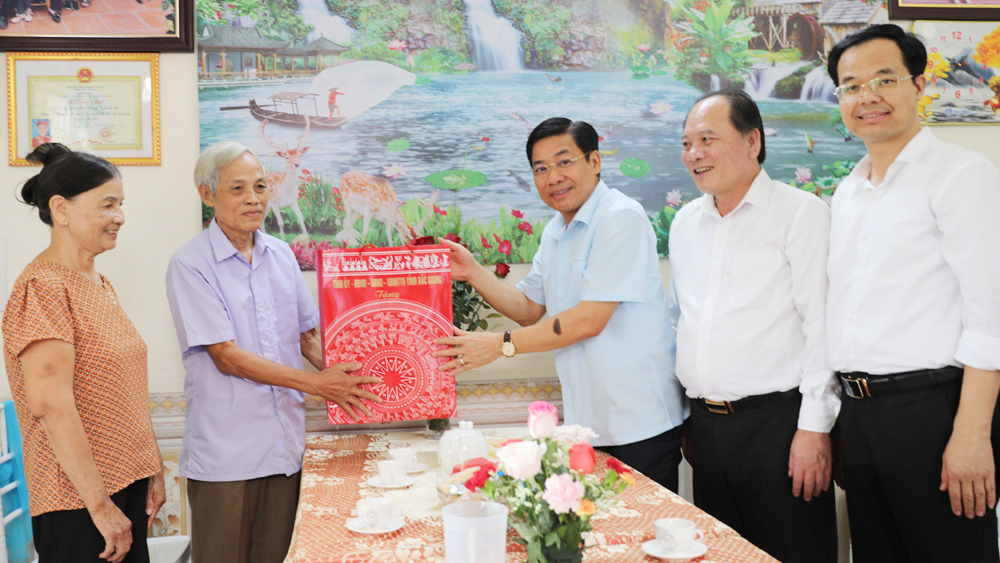 Bí thư Tỉnh ủy Dương Văn Thái thăm, tặng quà người cao tuổi và trẻ em huyện Yên Thế