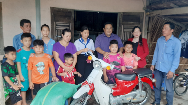 Cà Mau Hỗ trợ xe gắn máy cho học sinh khó khăn