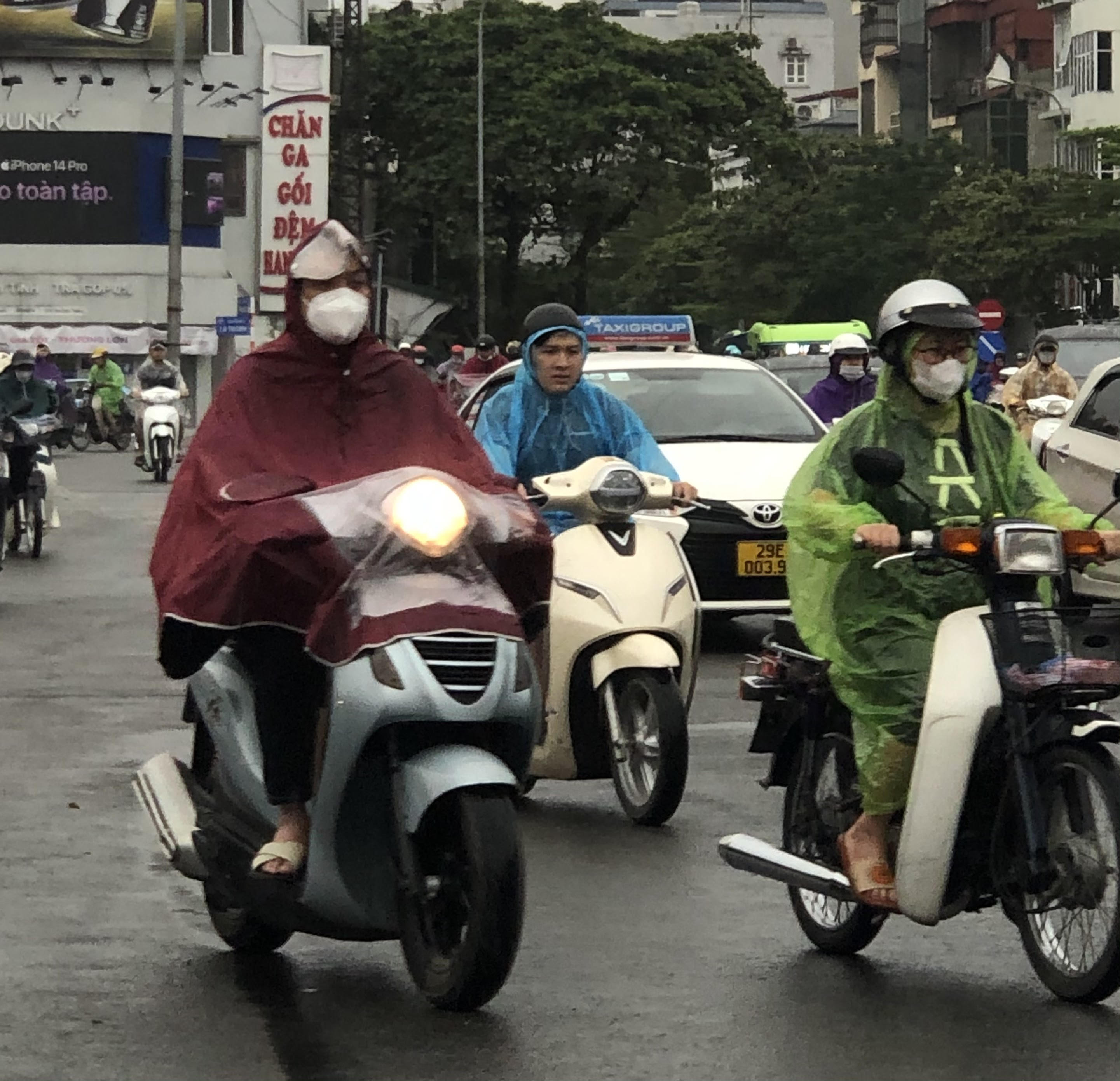 Bắc Bộ mưa vài nơi, Trung Bộ và Nam Bộ mưa lớn