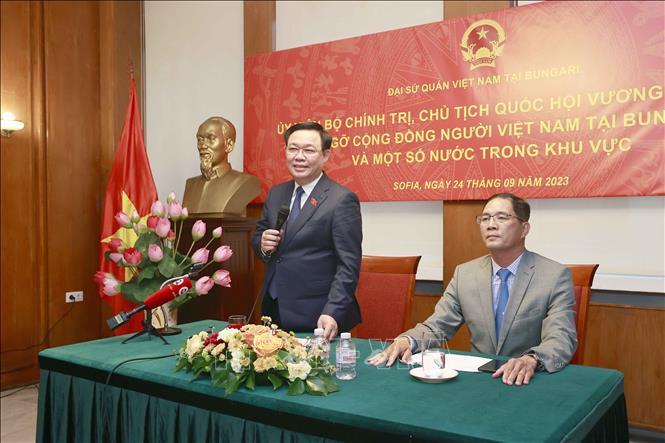 Chủ tịch Quốc hội gặp mặt cộng đồng người Việt Nam tại Bulgaria và một số nước châu Âu