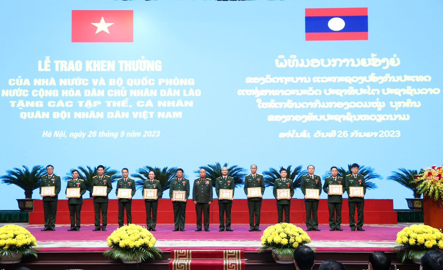 19 tập thể, 49 cá nhân được Nhà nước và Bộ Quốc phòng Lào khen thưởng