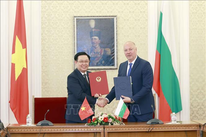 Chủ tịch Quốc hội Vương Đình Huệ và Chủ tịch Quốc Bulgaria Rosen Zhelyazkov gặp gỡ báo chí