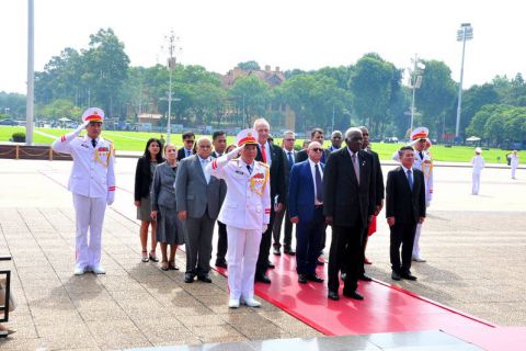 Đoàn đại biểu Đảng, Nhà nước Cuba dâng hoa, vào Lăng viếng Chủ tịch Hồ Chí Minh