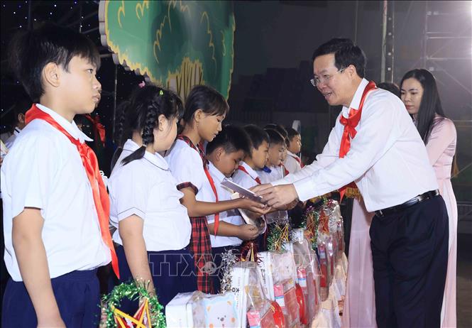 Chủ tịch nước Võ Văn Thưởng dự Đêm hội trăng rằm tại Bình Phước