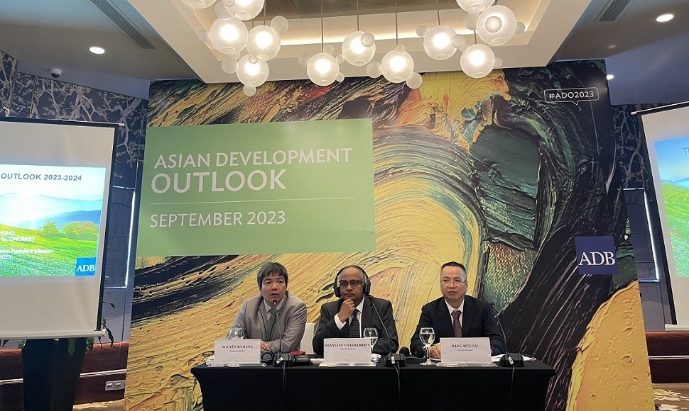 ADB dự báo tăng trưởng kinh tế của Việt Nam ở mức 5,8 trong năm 2023