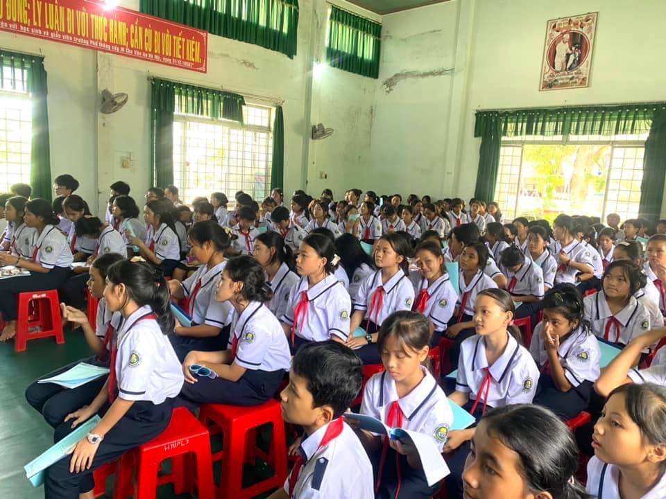 146 học sinh dân tộc thiểu số huyện M Drak được truyền thông về bình đẳng giới
