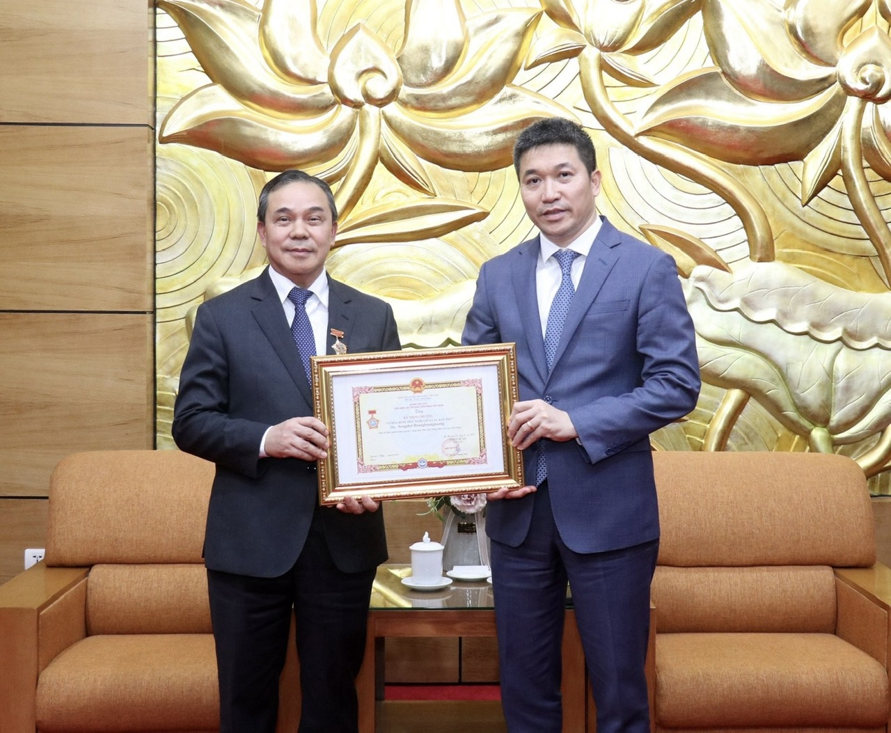 Trao Kỷ niệm chương “Vì hòa bình, hữu nghị giữa các dân tộc” tặng Đại sứ Lào