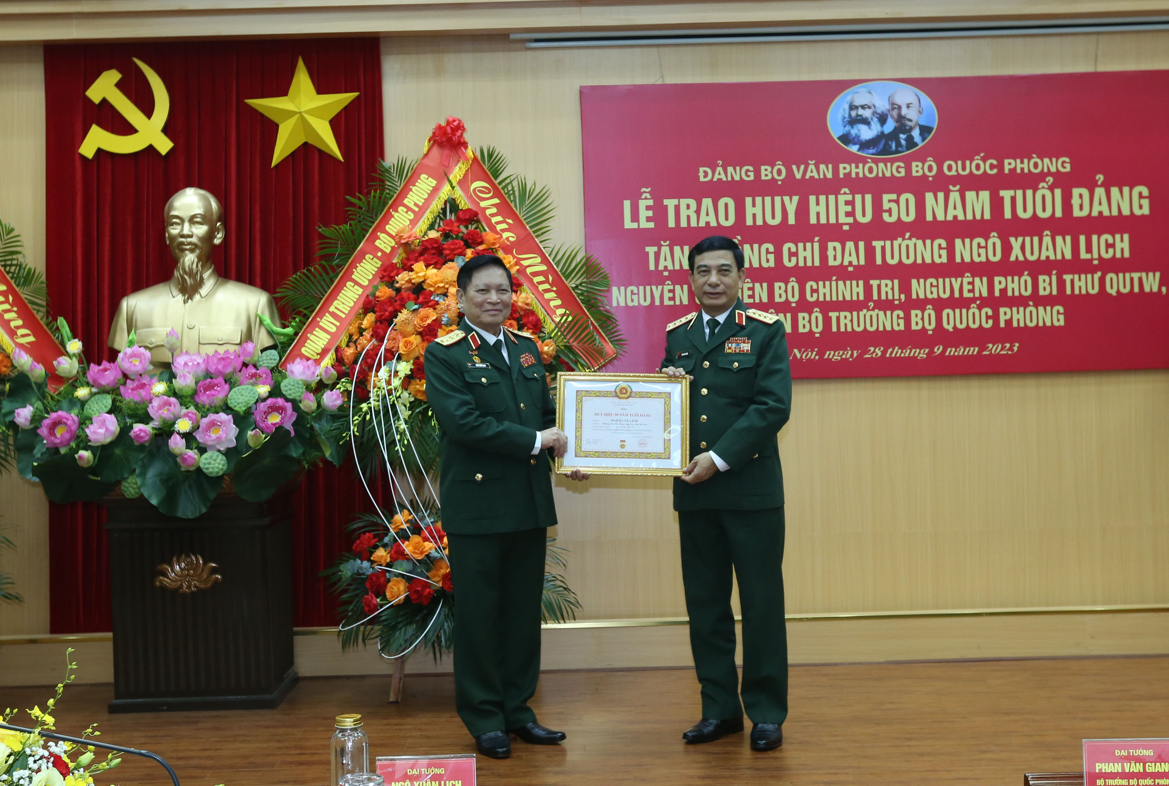 Trao Huy hiệu 50 năm tuổi Đảng tặng Đại tướng Ngô Xuân Lịch