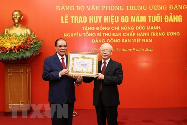 Nguyên Tổng Bí thư Nông Đức Mạnh nhận Huy hiệu 60 năm tuổi Đảng