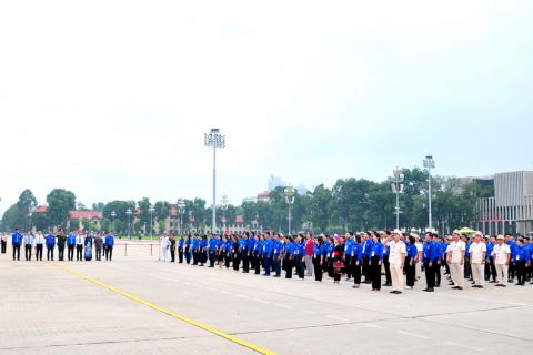 Đoàn đại biểu dự Đại hội Thanh niên tiên tiến làm theo lời Bác lần thứ VII năm 2023 báo công dâng Bác