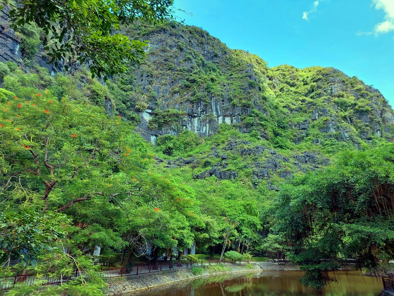 Khám phá vẻ đẹp hang Múa